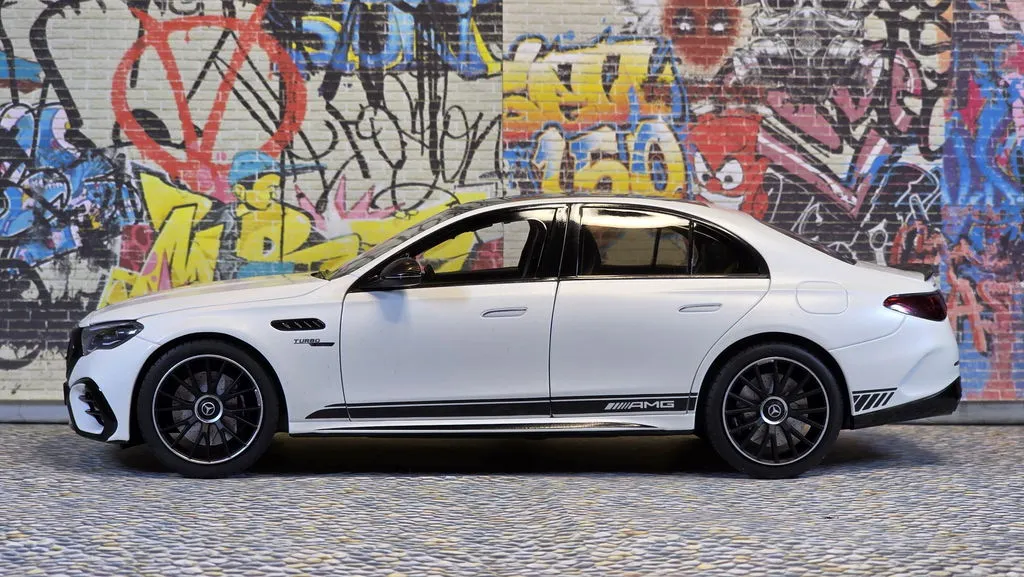 NZG Mercedes-AMG E 53 Hybrid voiture 1:18 Edition One