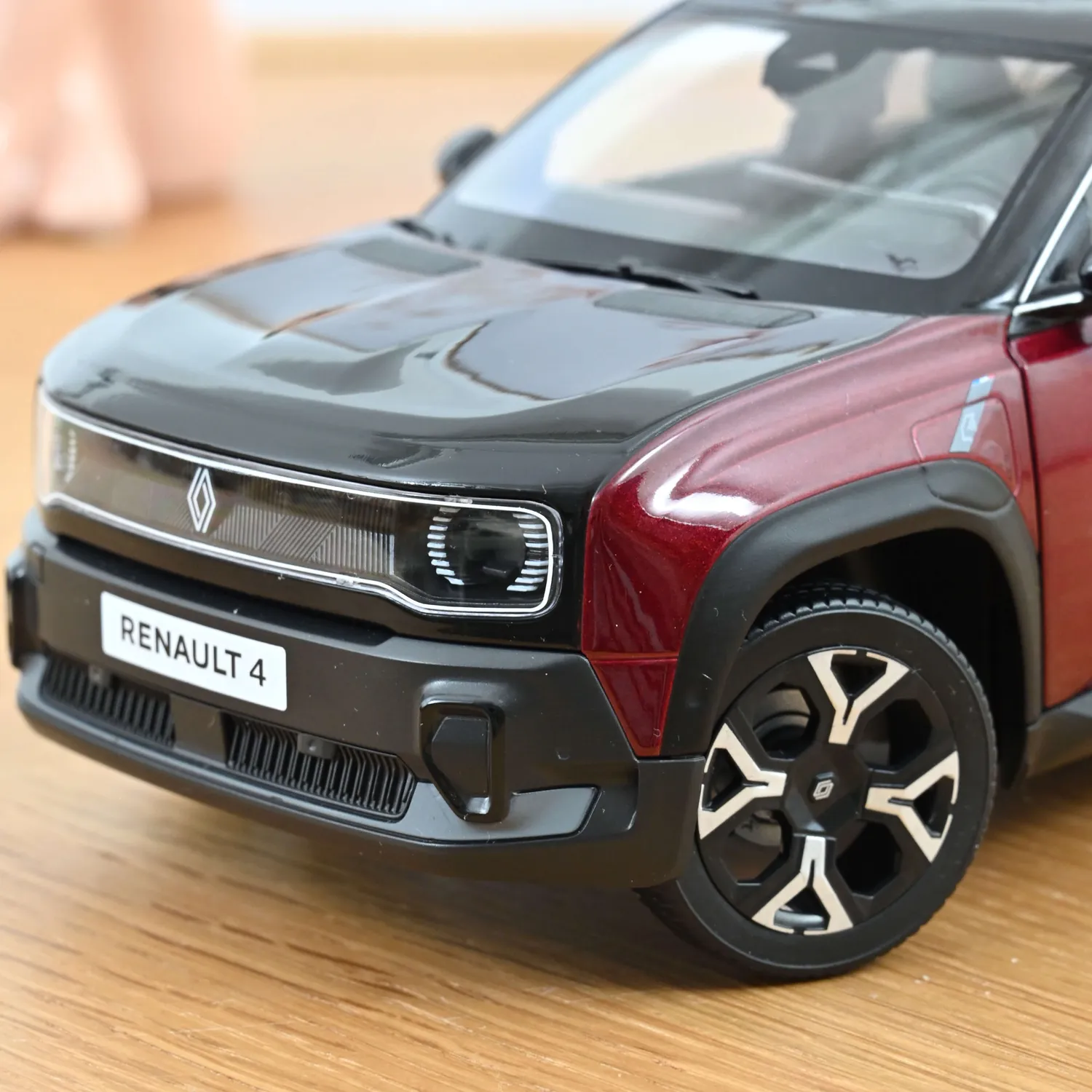 Norev Renault 4 E-Tech 2025 miniature 1/18 rouge carmin 300 pcs