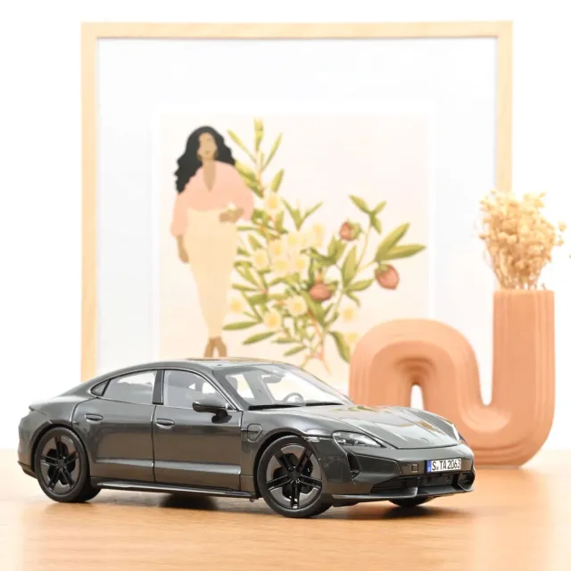 Norev Porsche Taycan Turbo S 2024 miniature 1/18 Gris