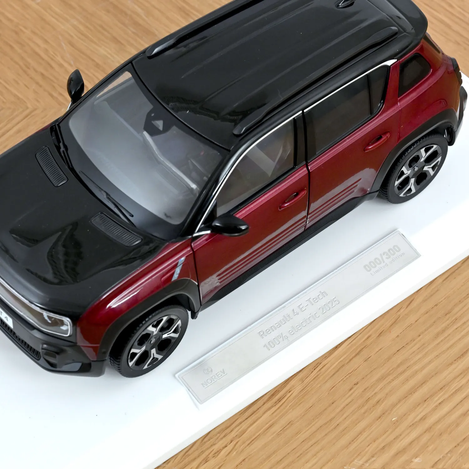 Norev Renault 4 E-Tech 2025 miniature 1/18 rouge carmin 300 pcs