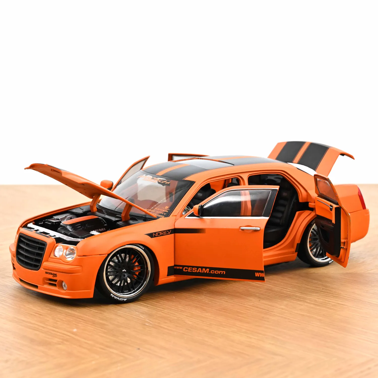 Norev Chrysler 300C Parotech + Jet Ski miniature 1/18 orange/noir
