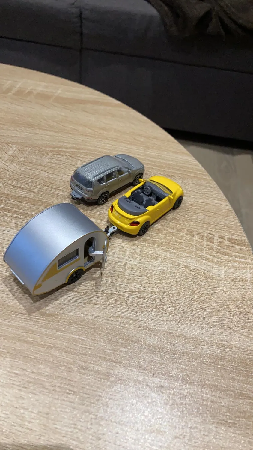 SIKU Super 1629 voiture miniature coccinelle caravane jaune