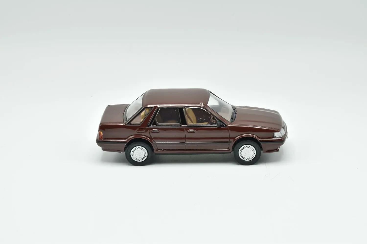 Lansdowne Austin Montego 1984 berline miniature marron