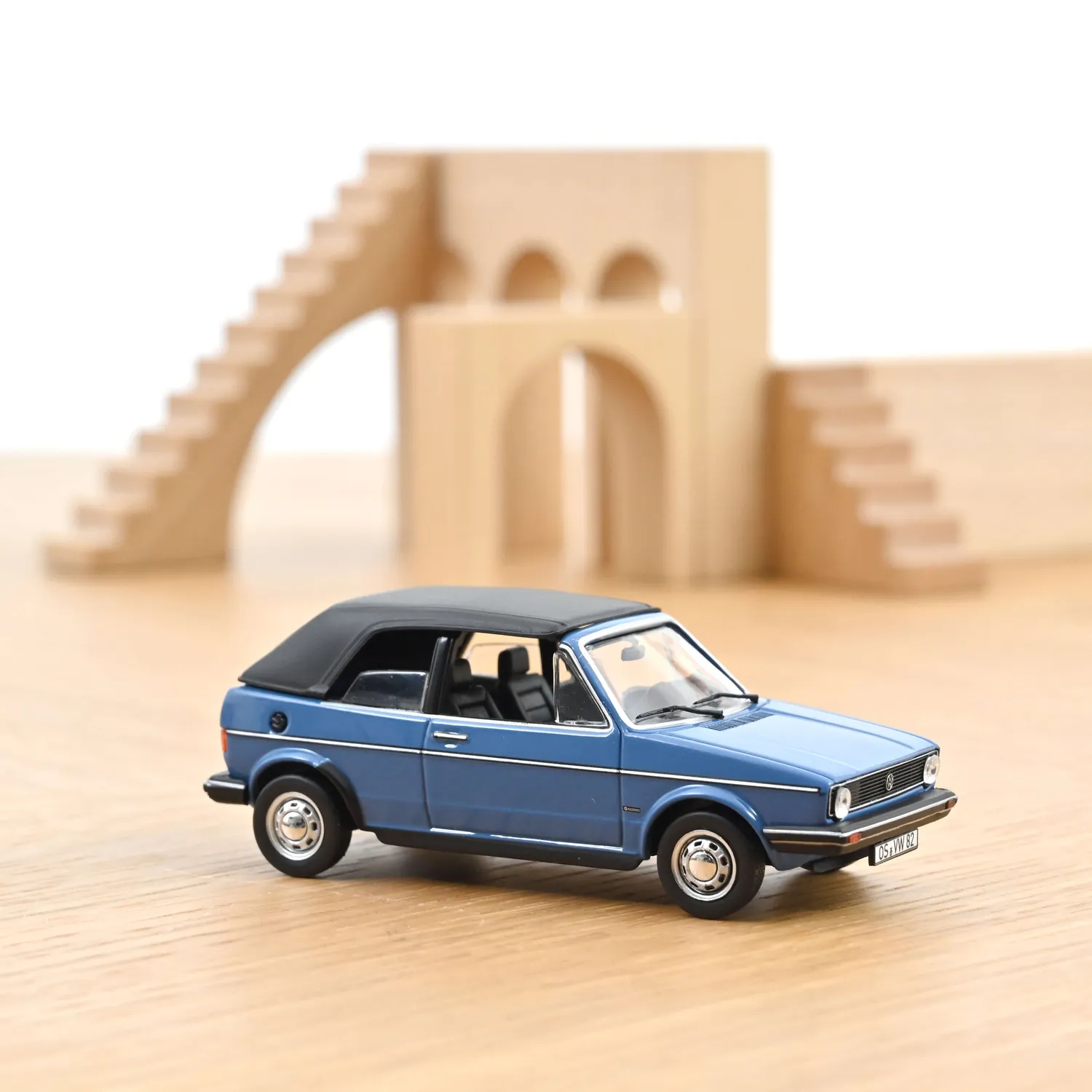 Norev VW Golf Cabriolet 1981 voiture miniature 1/43 bleu