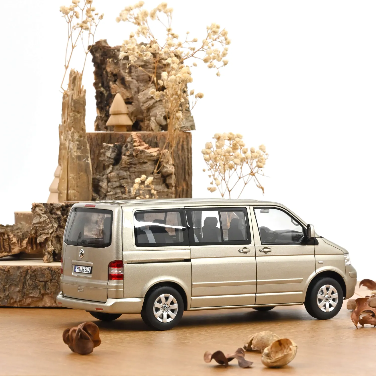 Norev VW Multivan 2003 voiture miniature 1/18 beige