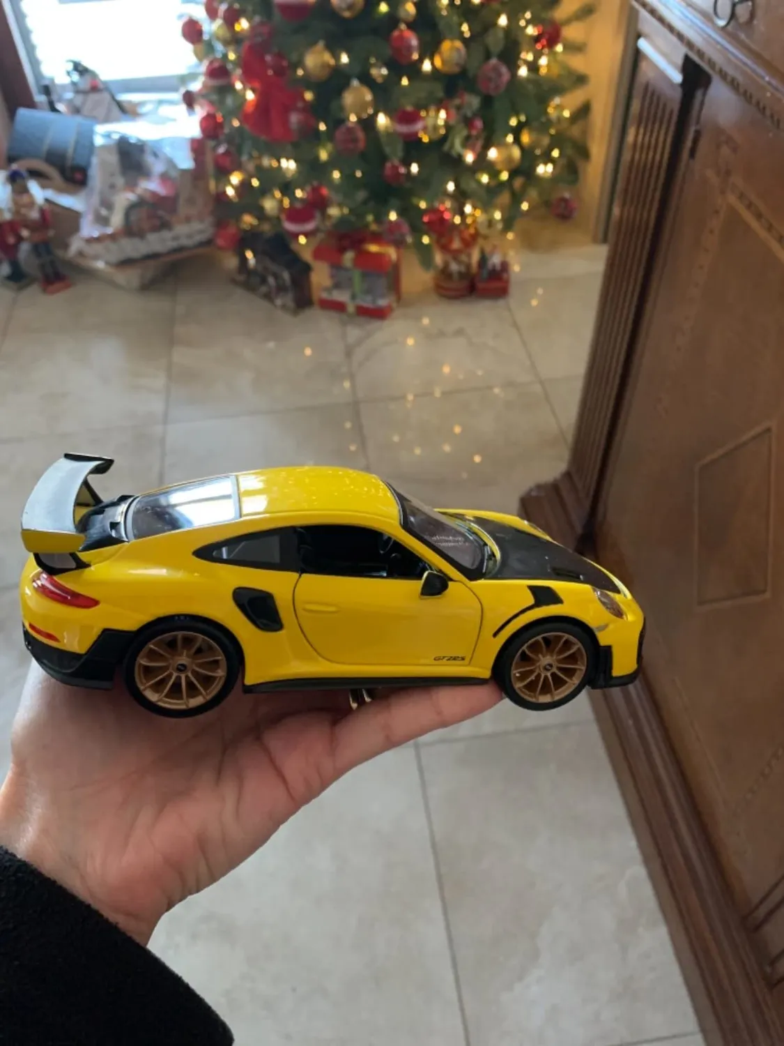 Bburago Porsche 911 GT2 RS miniature 1/24 portes ouvrantes