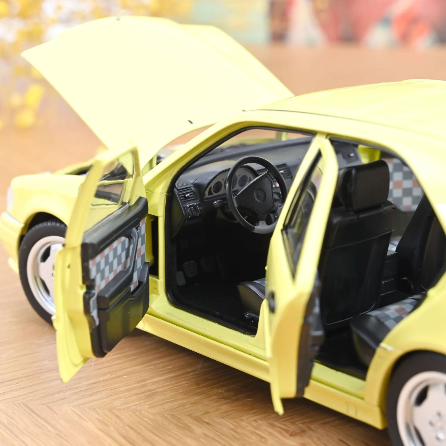 Norev Mercedes C36 AMG 1993 voiture miniature 1/18 jaune 200 pcs