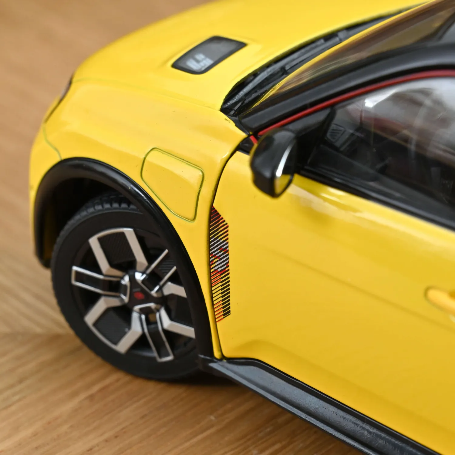 Norev Renault 5 E-Tech 2024 miniature 1/18 jaune pop