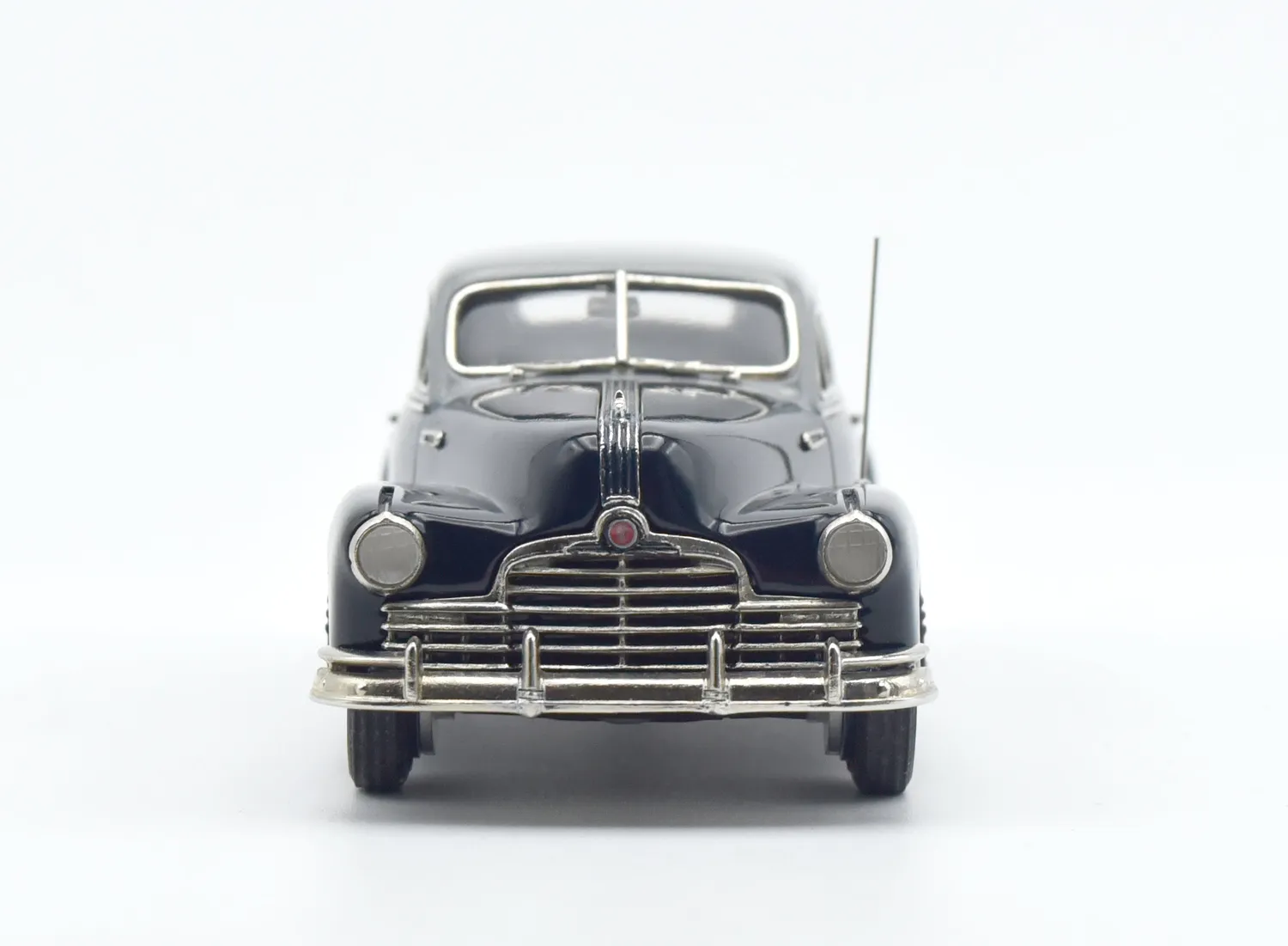 Brooklin Limited Pontiac Torpedo 1946 miniature sedan