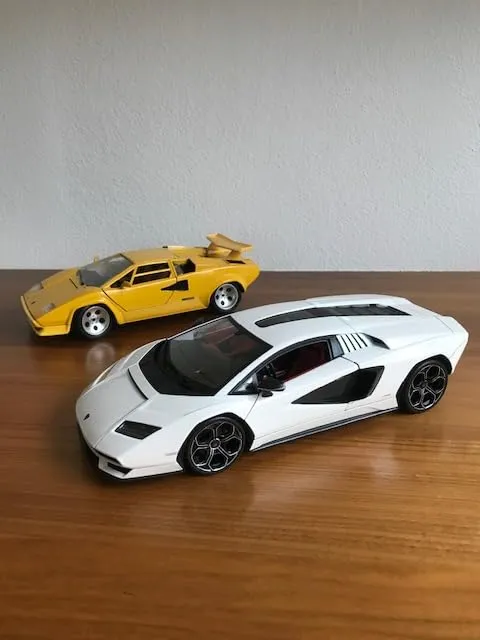 Maisto Countach LPI 800-4 voiture miniature 1:18 blanche métal