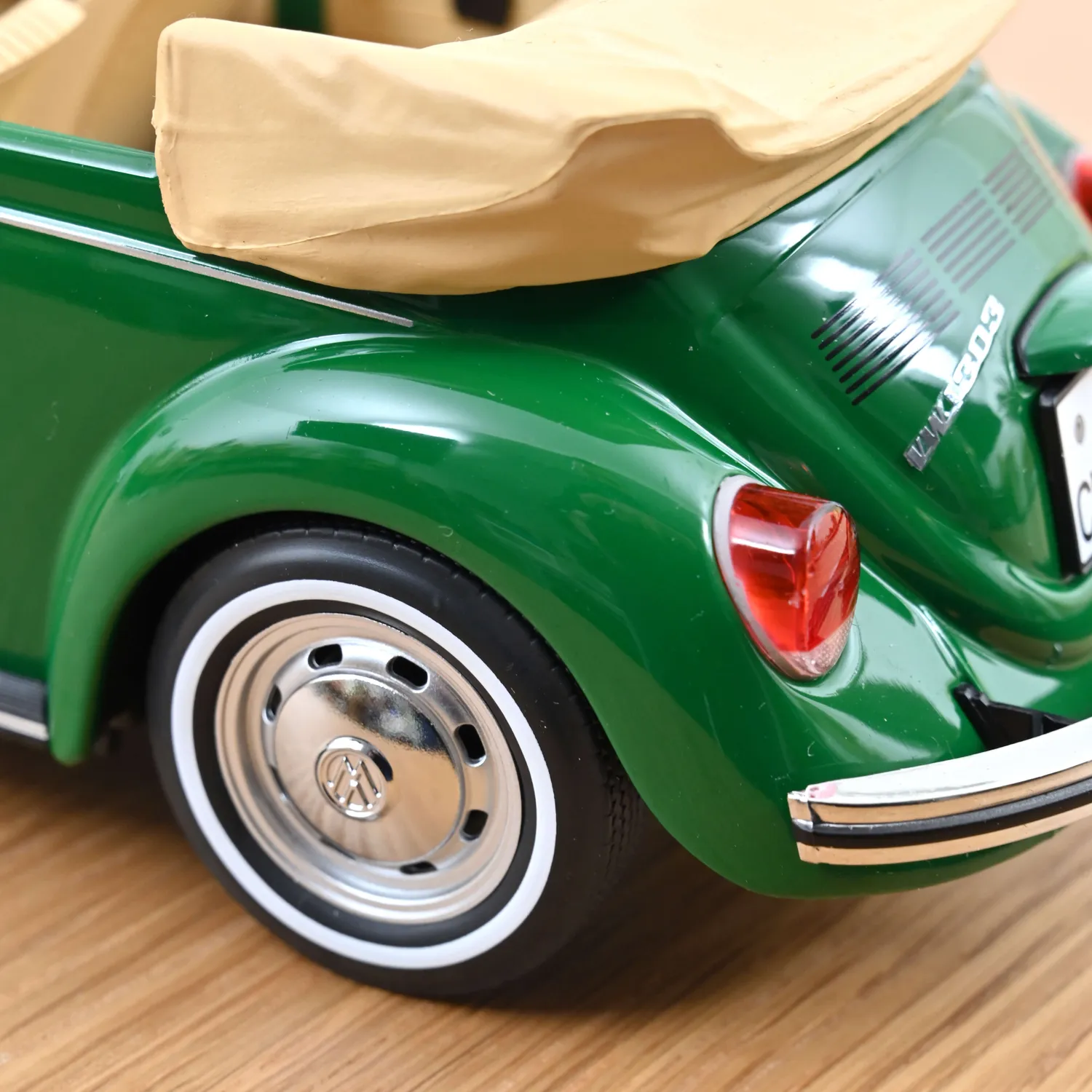 Norev VW 1303 Cabriolet 1972 miniature 1/18 vert 200pcs