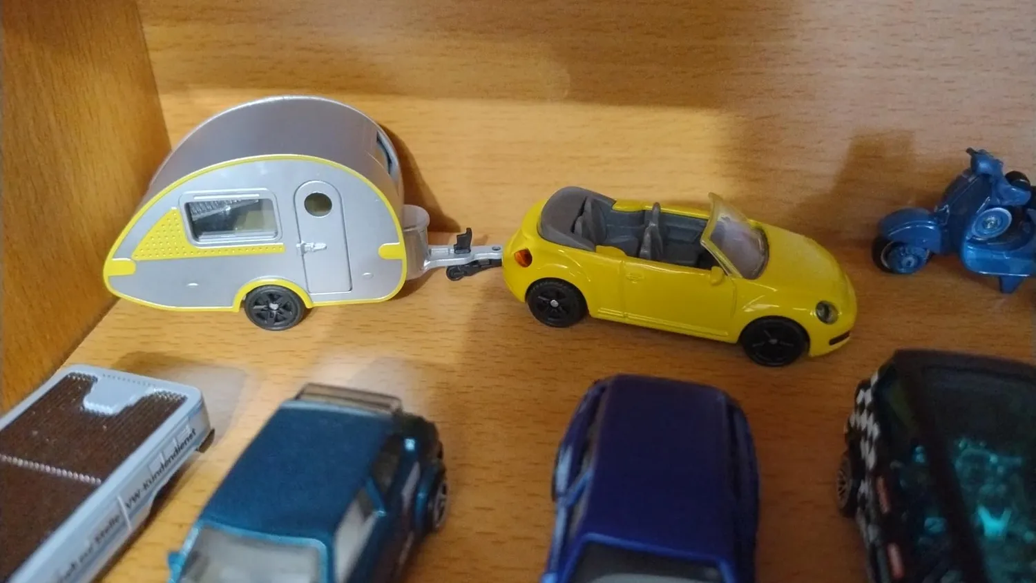 SIKU Super 1629 voiture miniature coccinelle caravane jaune