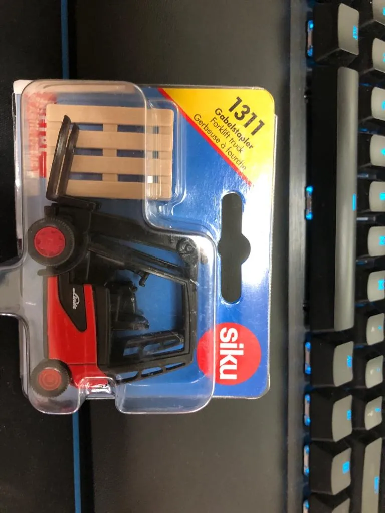 Siku Super 1722 chariot élévateur Linde rouge