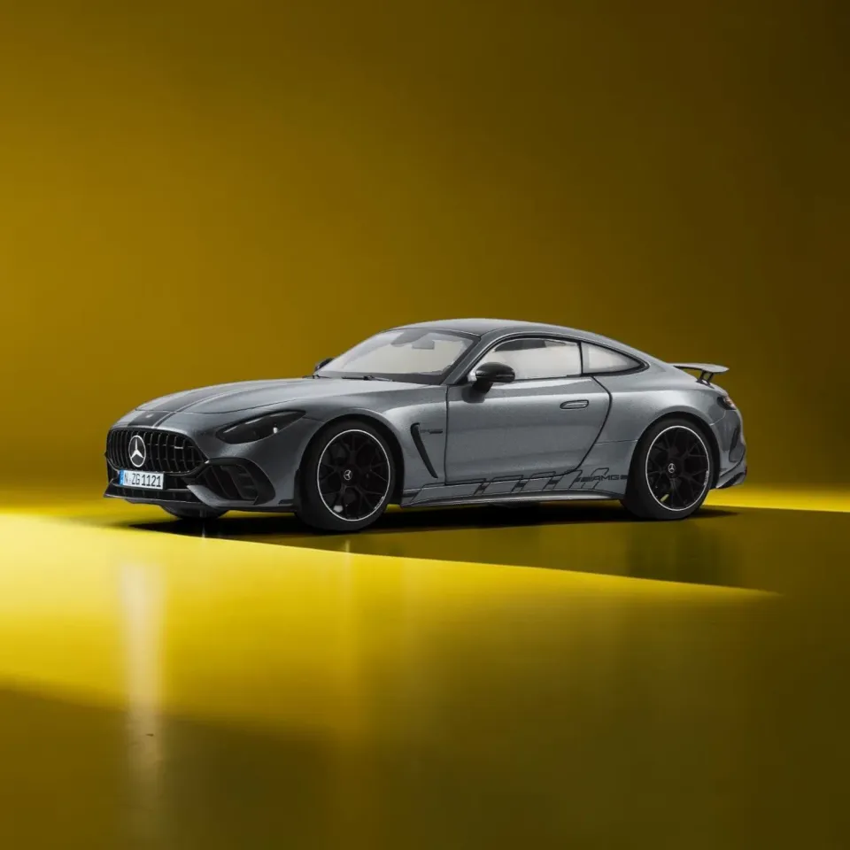 NZG Mercedes-AMG GT 63 PRO 4MATIC+ miniature 1/18 gris sélénite