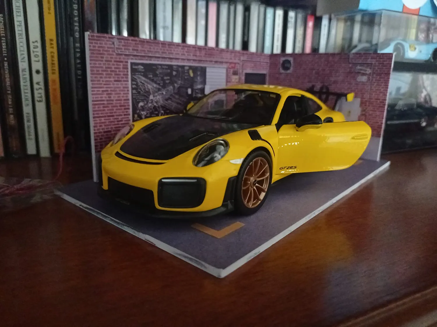 Bburago Porsche 911 GT2 RS miniature 1/24 portes ouvrantes