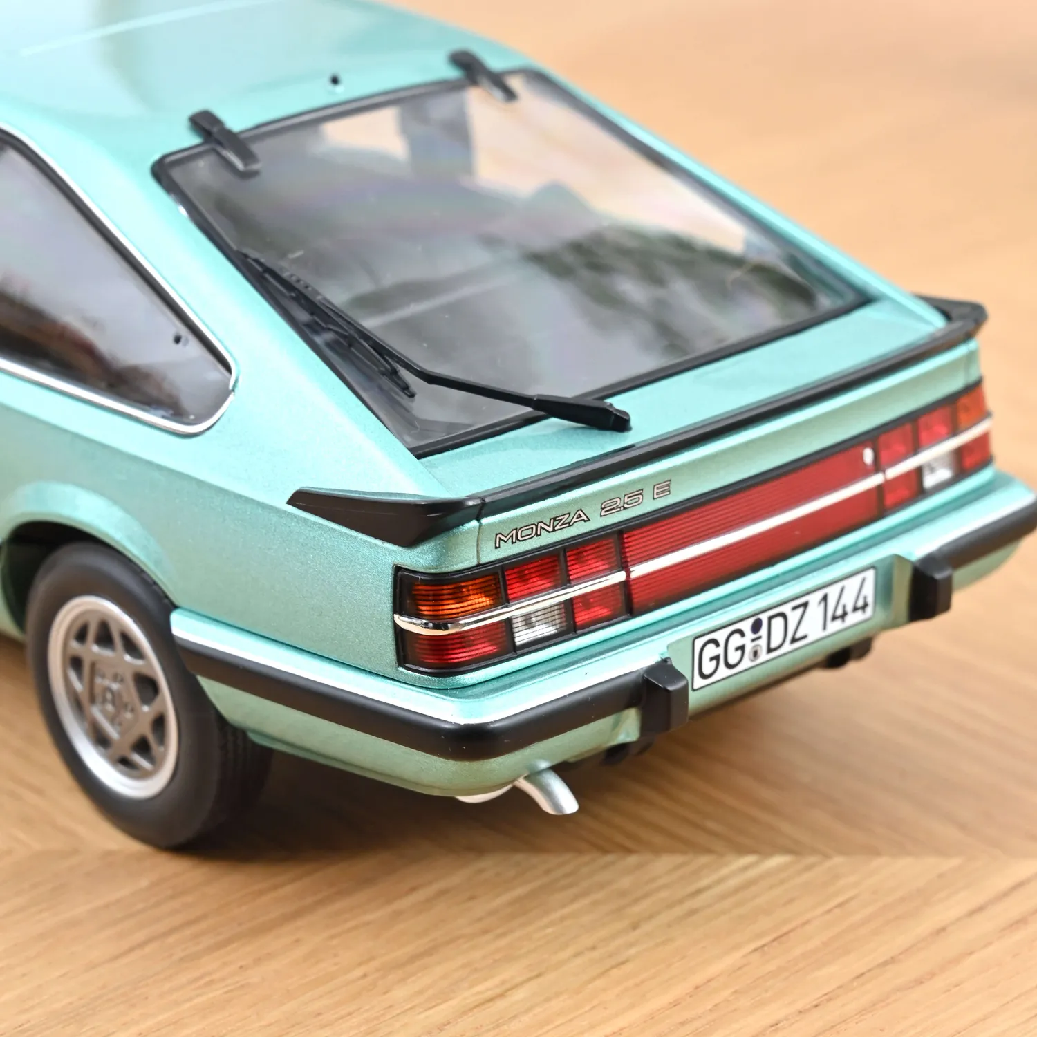 Norev Opel Monza 2.5 E 1983 voiture miniature 1/18 vert