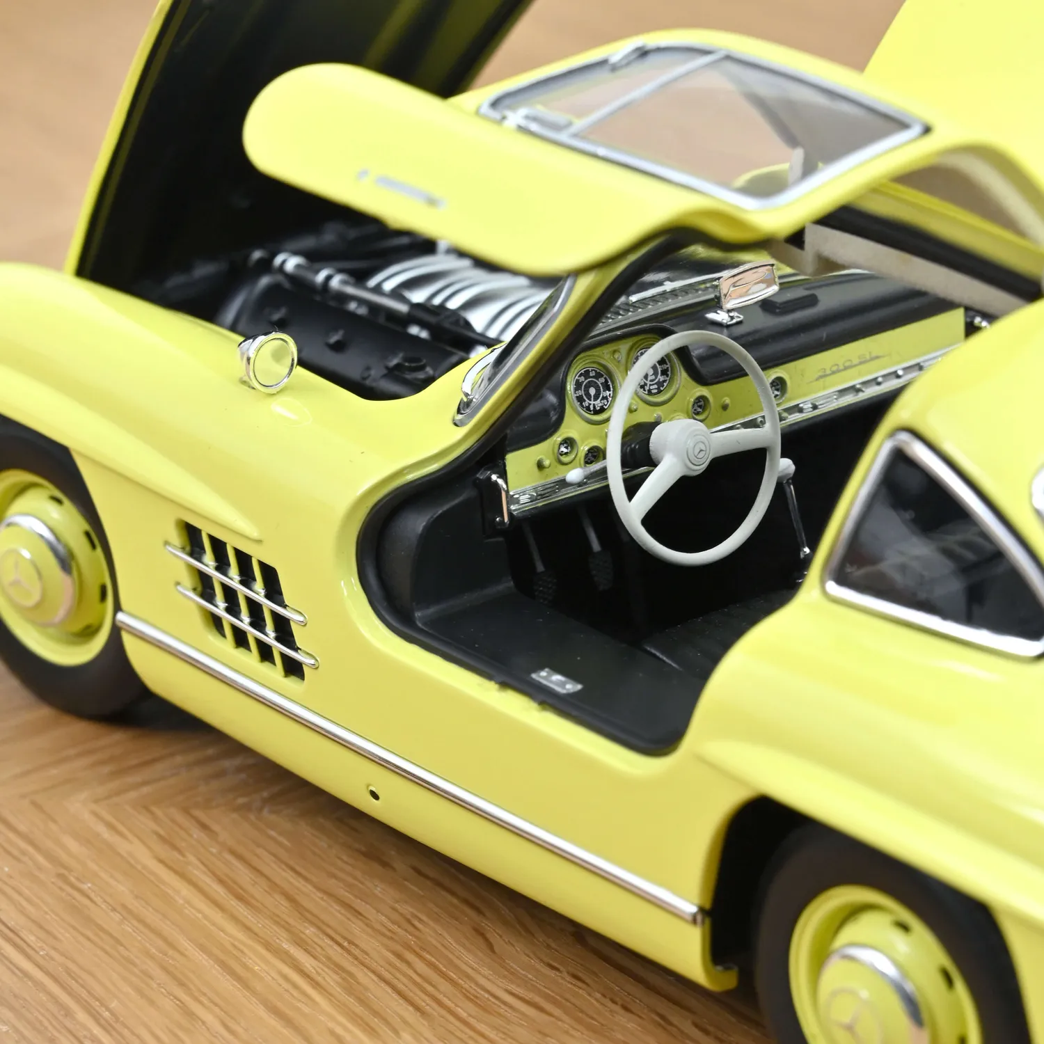 Norev Mercedes-Benz 300 SL 1954 miniature 1/18 jaune fantaisie 200 pcs