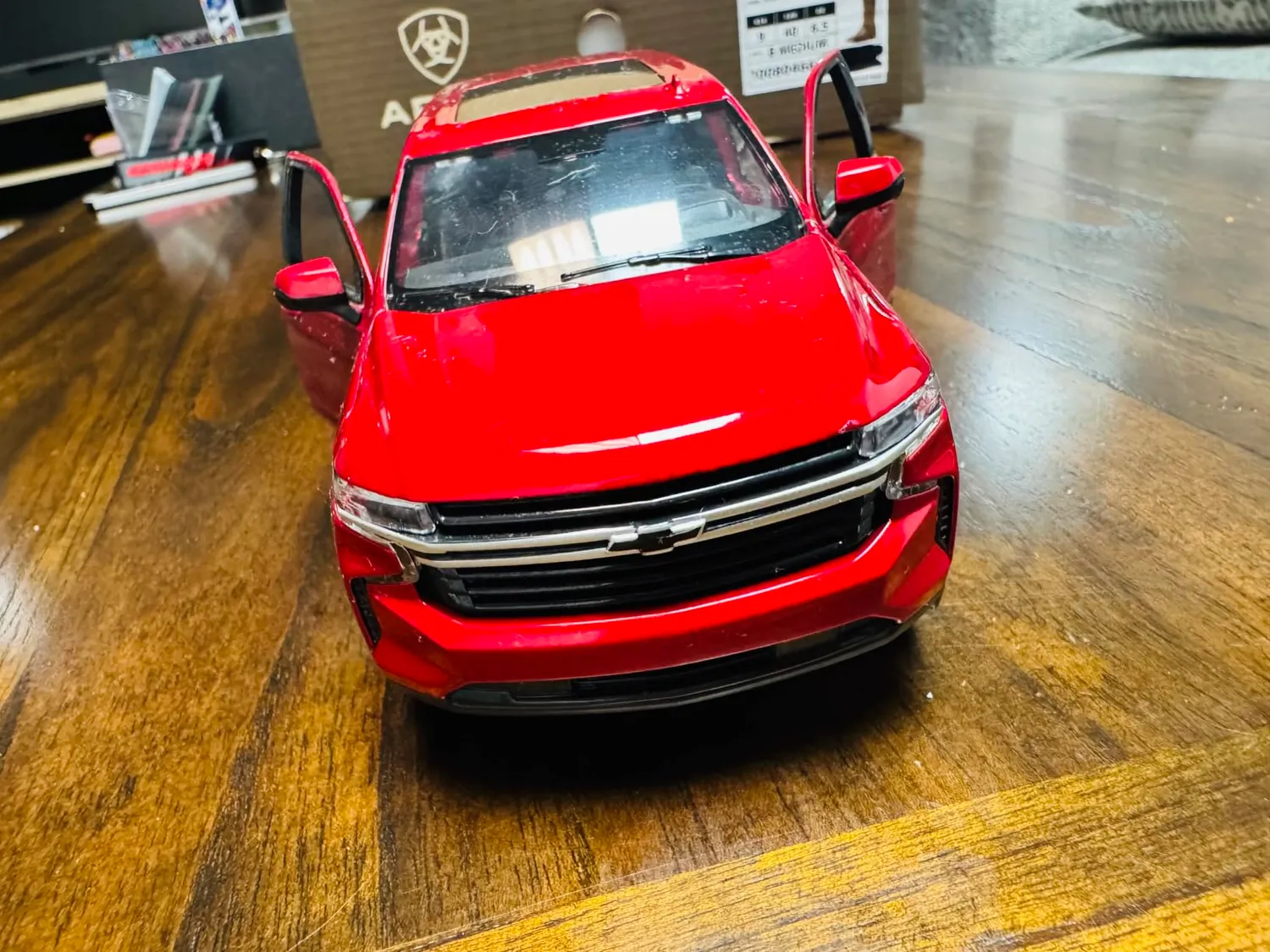 Maisto M31533 Chevy Tahoe voiture miniature rouge 1:24