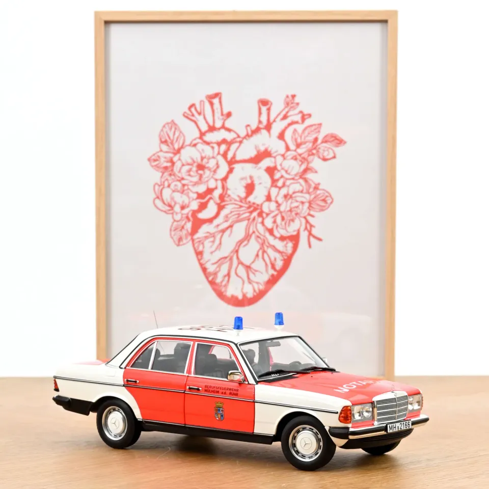 Norev Mercedes 200 1984 Ambulance miniature 1/18 secours