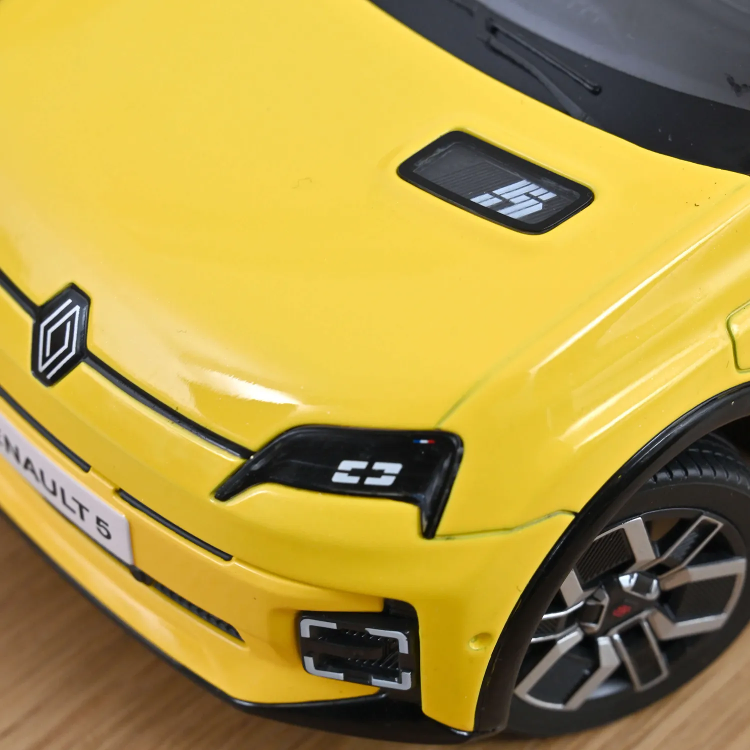 Norev Renault 5 E-Tech 2024 miniature 1/18 jaune pop