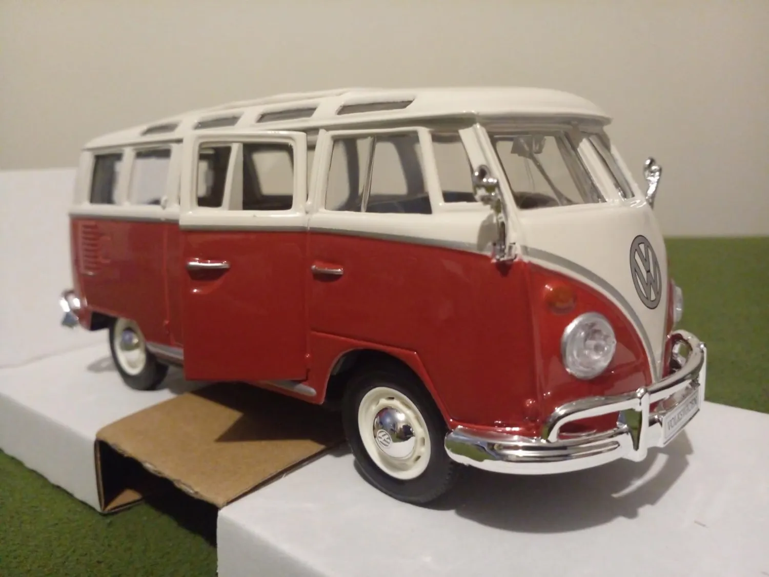 Maisto VW Bus Samba miniature 1/25 20 cm aléatoire