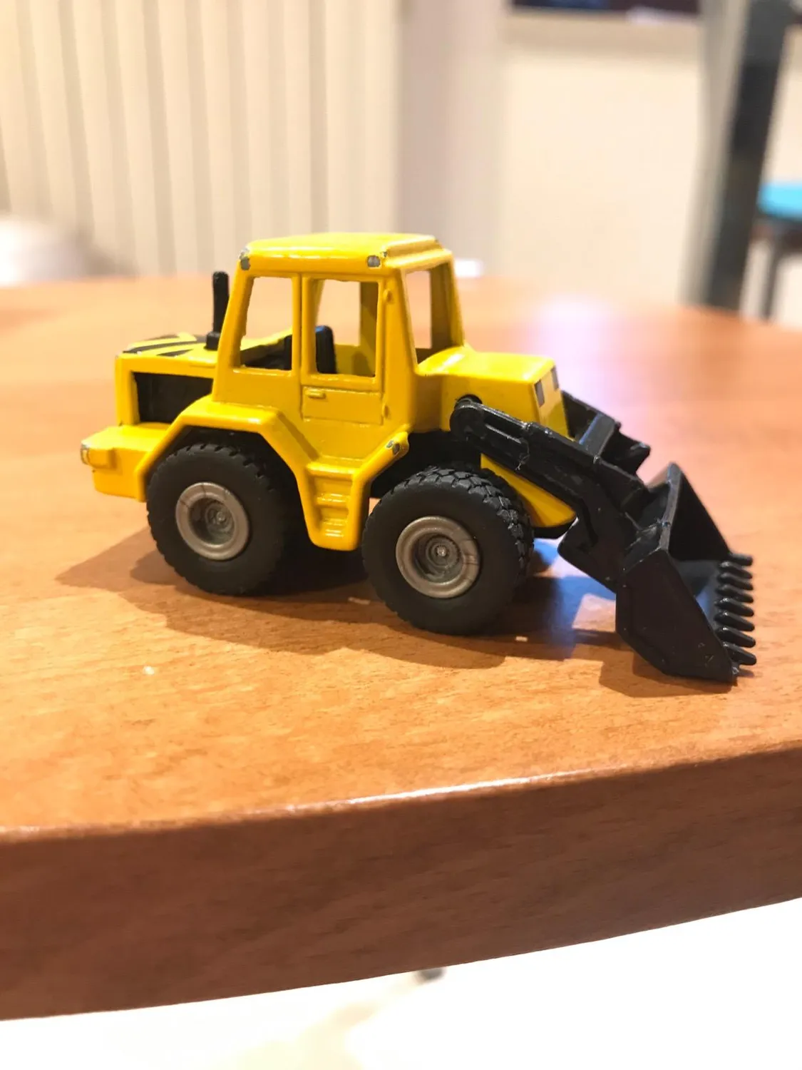 Siku Super 0802 Tracto-Pelle miniature métal 7,7 cm jaune