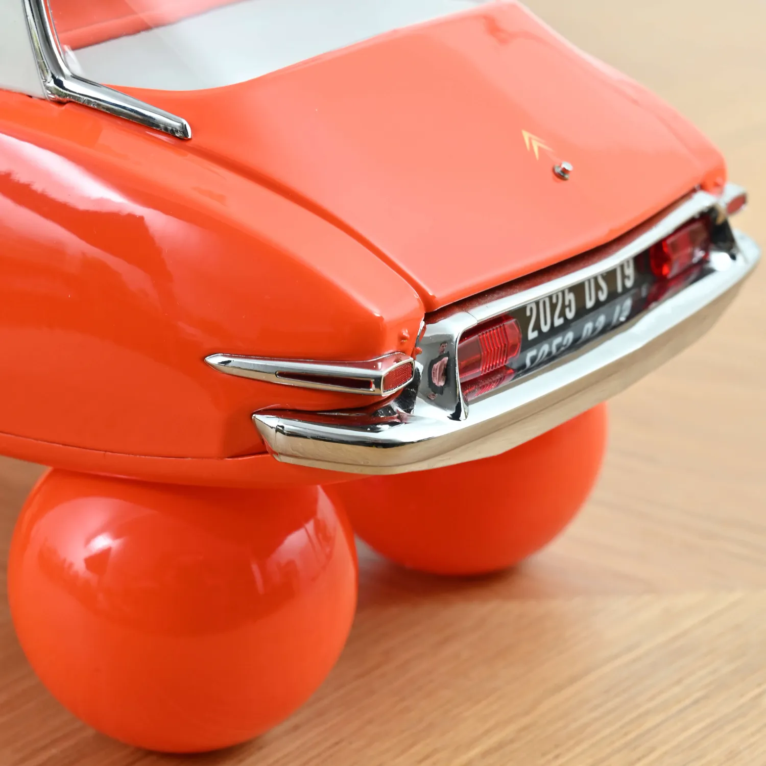 Norev Citroen DS 19 sur boules 1959 miniature 1/12 Orange