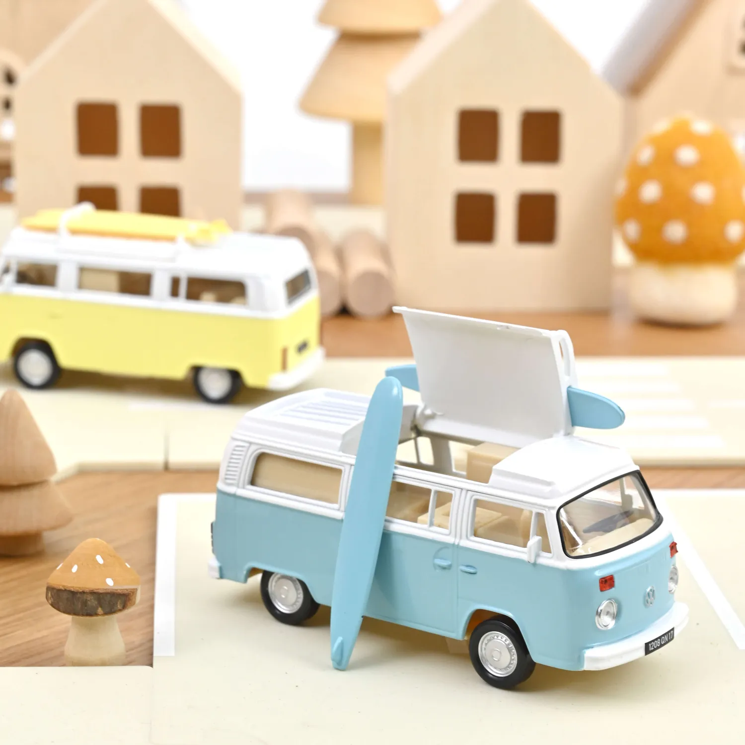 Norev VW Combi T2b Camper 1973 jouet 1/43 bleu pastel