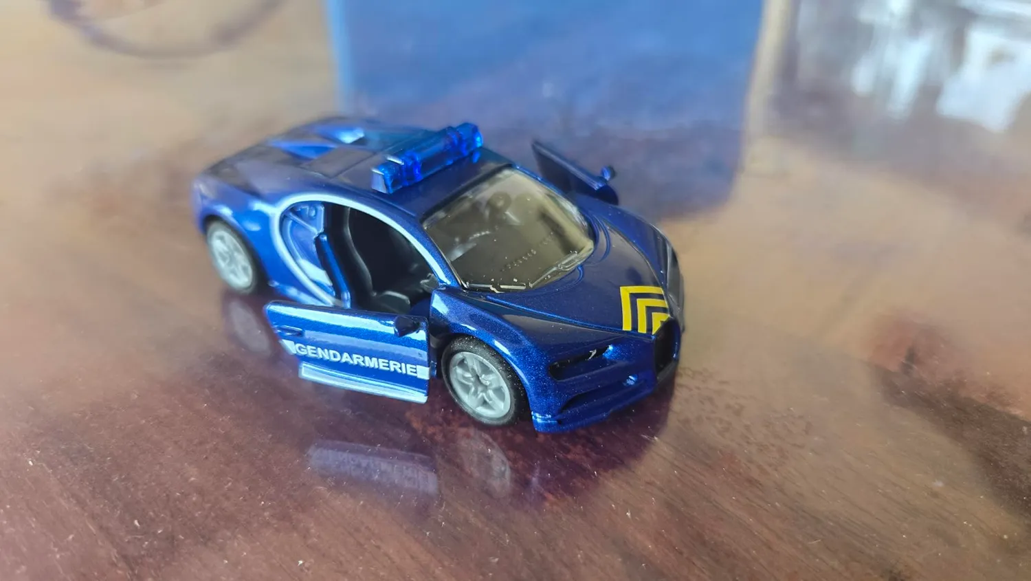 SIKU Super 1541 Bugatti Chiron police bleue métal