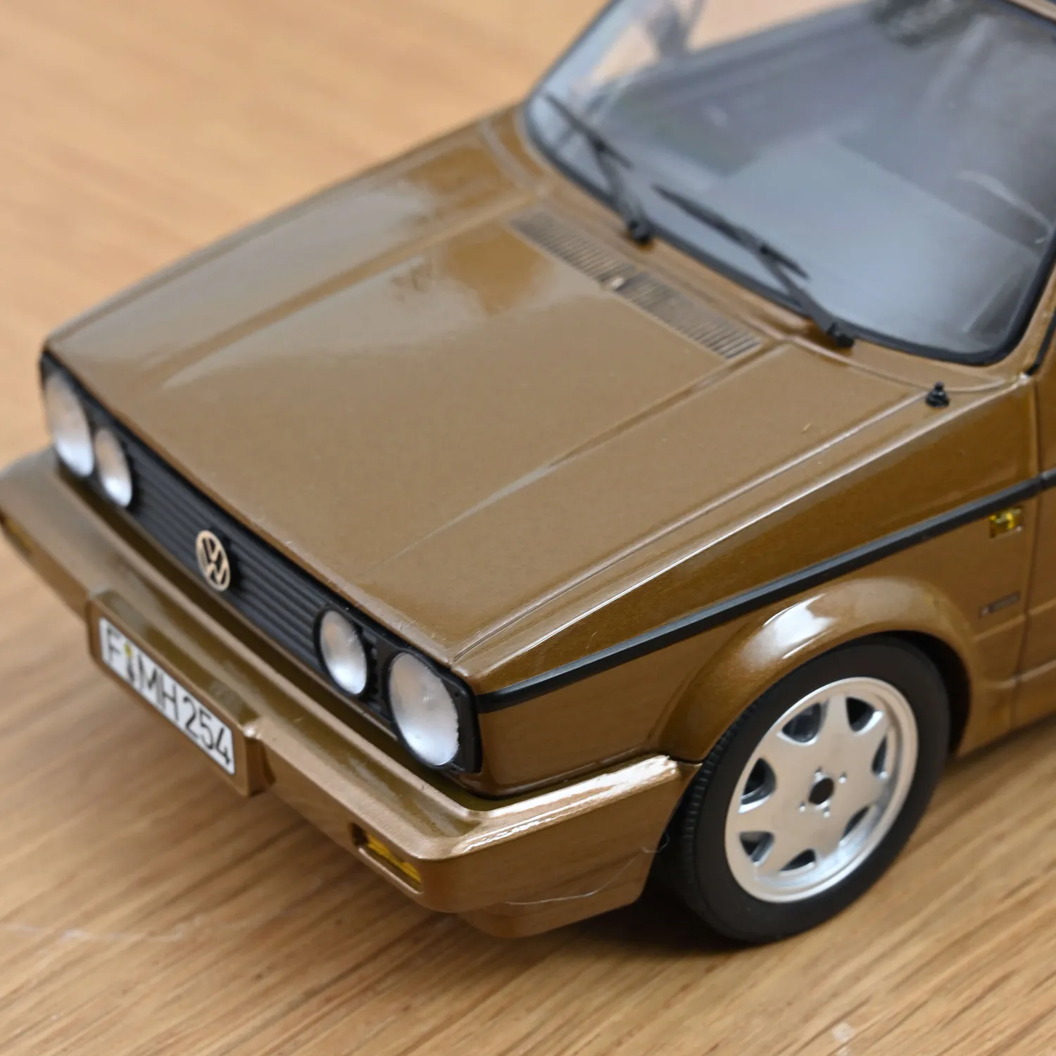 Norev VW Golf Cabriolet 1992 miniature 1/18 brun limitée