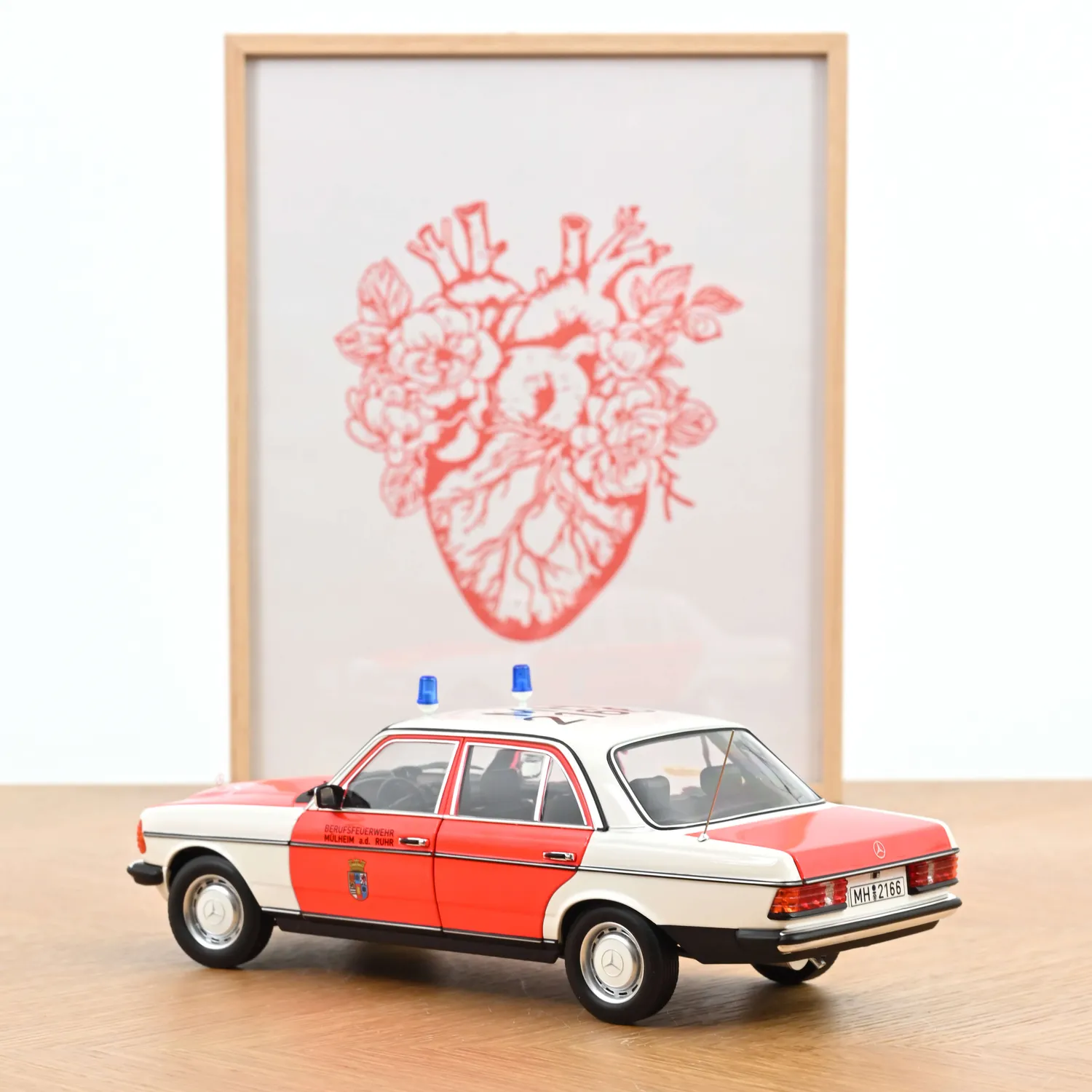 Norev Mercedes 200 1984 Ambulance miniature 1/18 secours