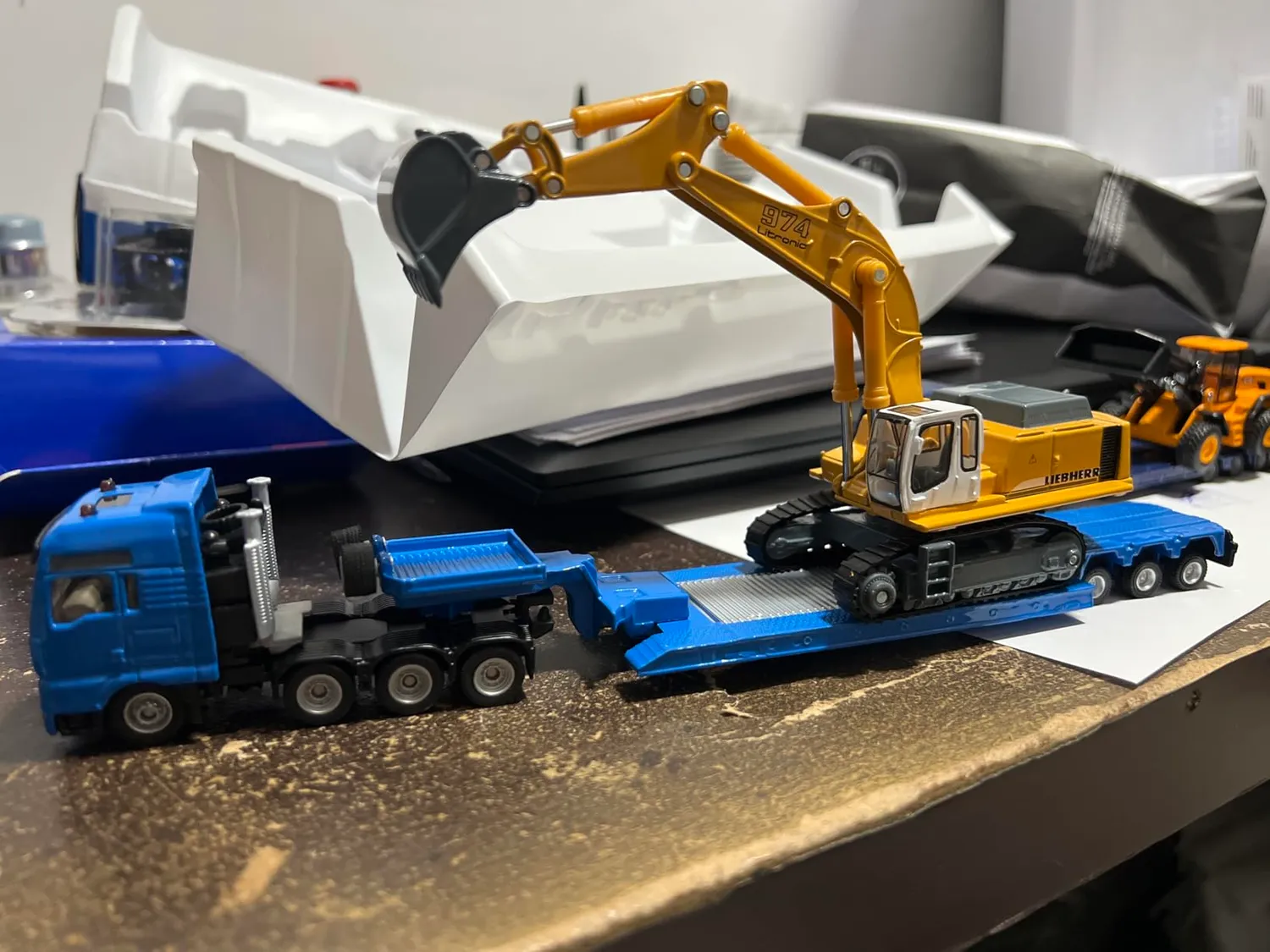 Siku Super surbaissé camion remorque excavateur bleu