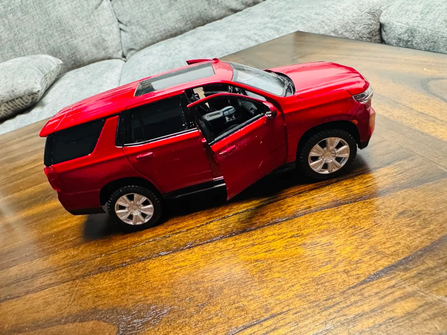 Maisto M31533 Chevy Tahoe voiture miniature rouge 1:24