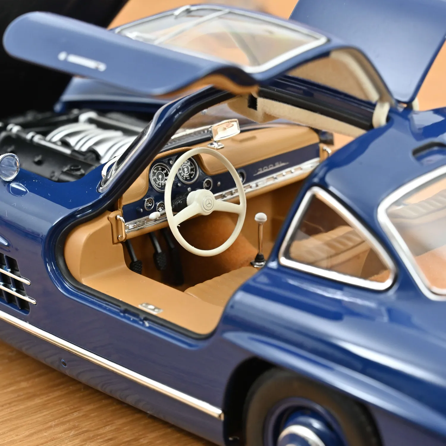 Norev Mercedes 300 SL 1954 miniature 1/18 bleu intérieur