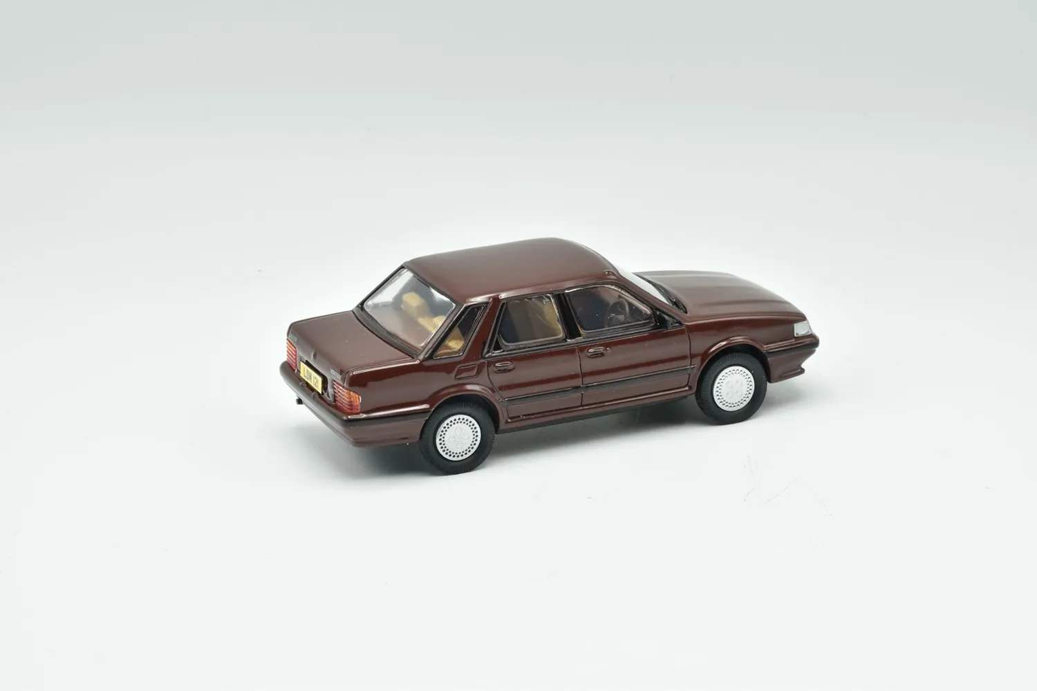 Lansdowne Austin Montego 1984 berline miniature marron