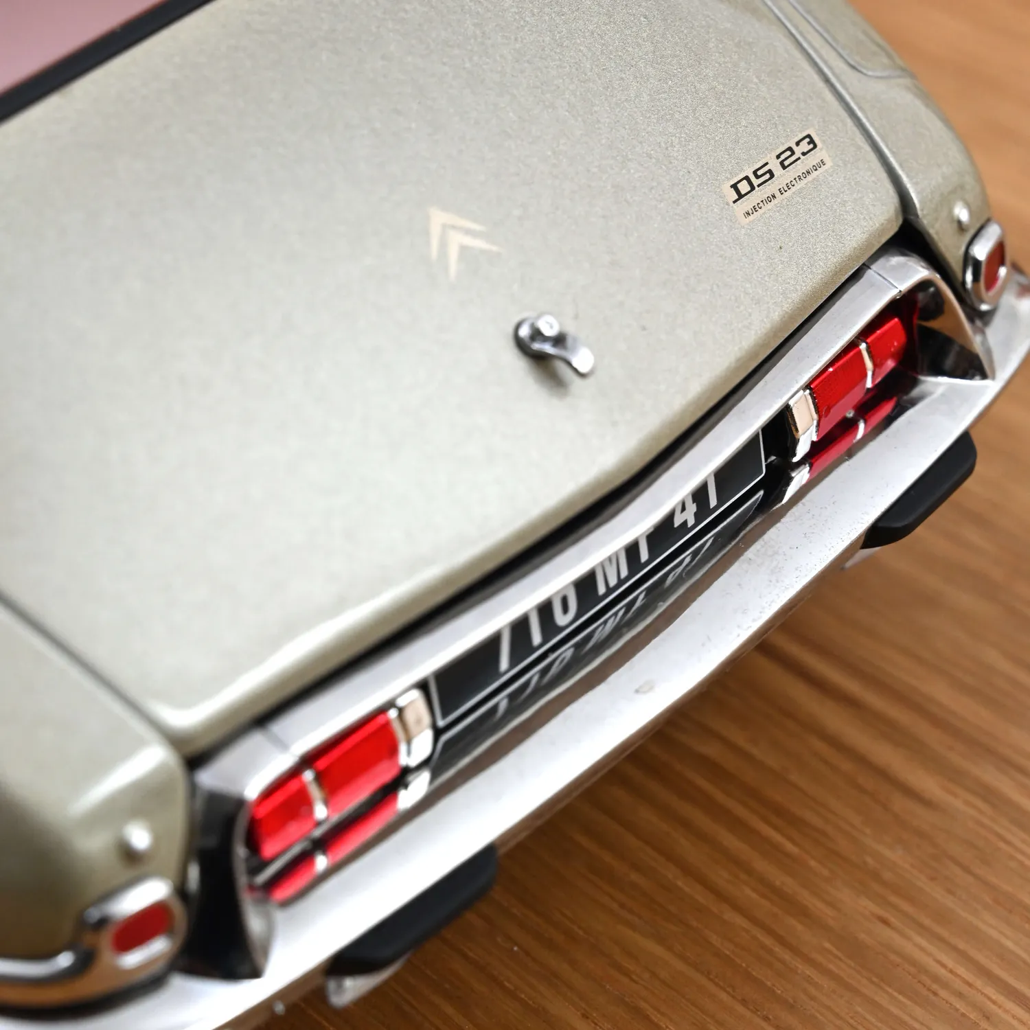 Norev Citroën DS 23 Pallas 1973 voiture miniature Beige 1/12