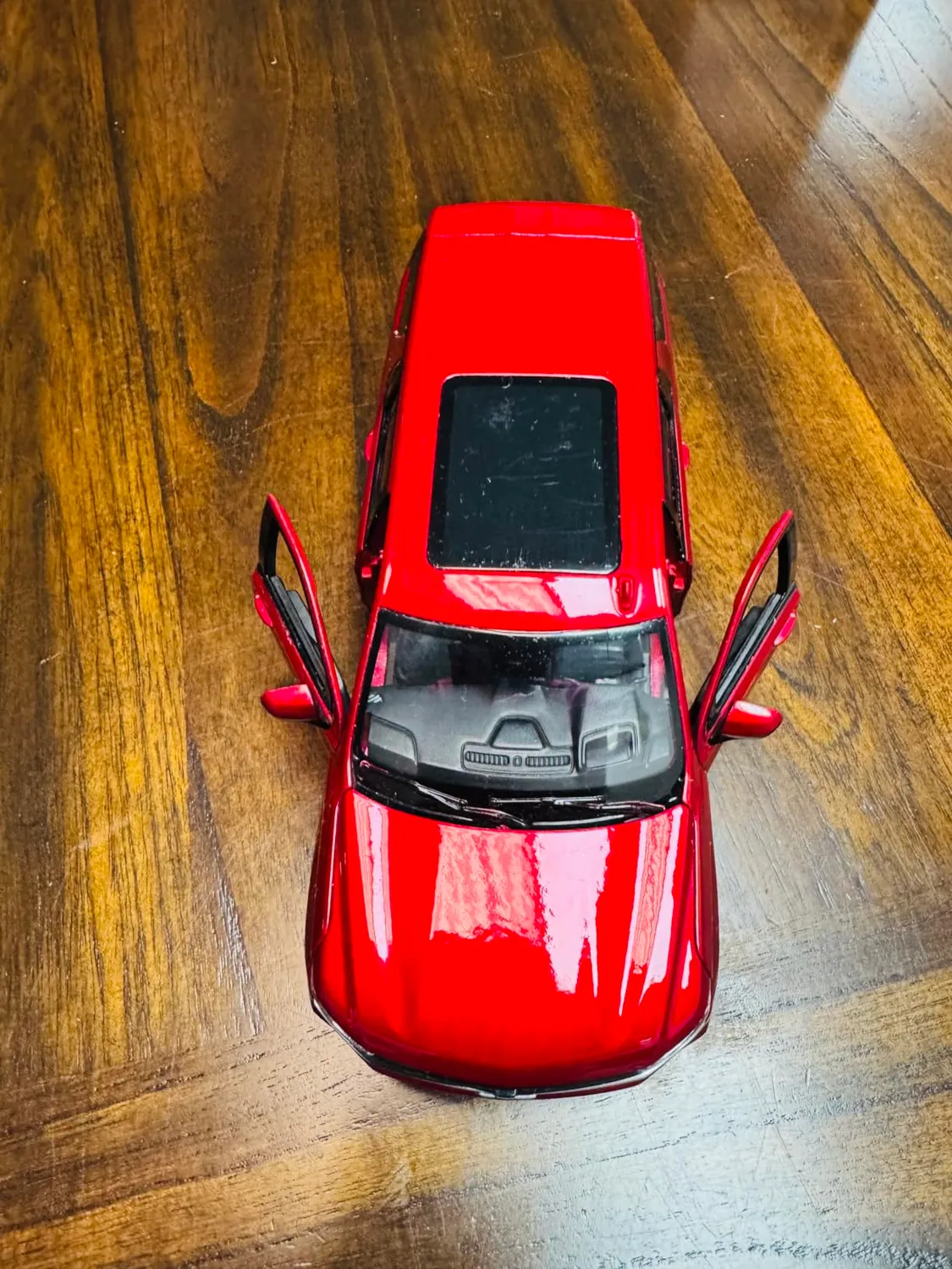 Maisto M31533 Chevy Tahoe voiture miniature rouge 1:24