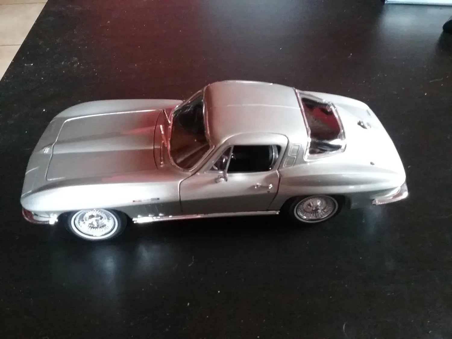 Maisto 31640 Chevrolet Corvette Stingray 1965 miniature 1/18 aléatoire