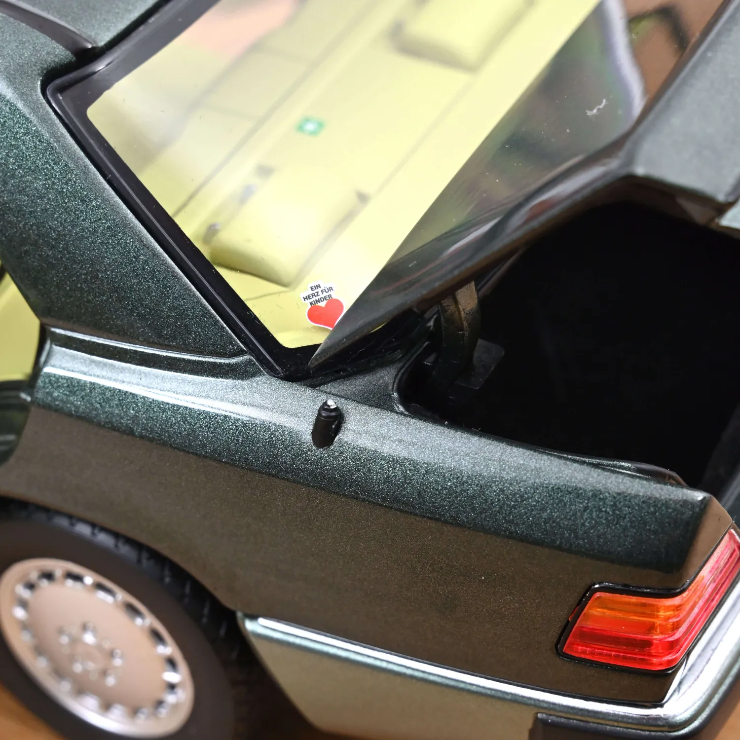 Norev Mercedes 230 E 1990 voiture miniature 1/18 vert nuit