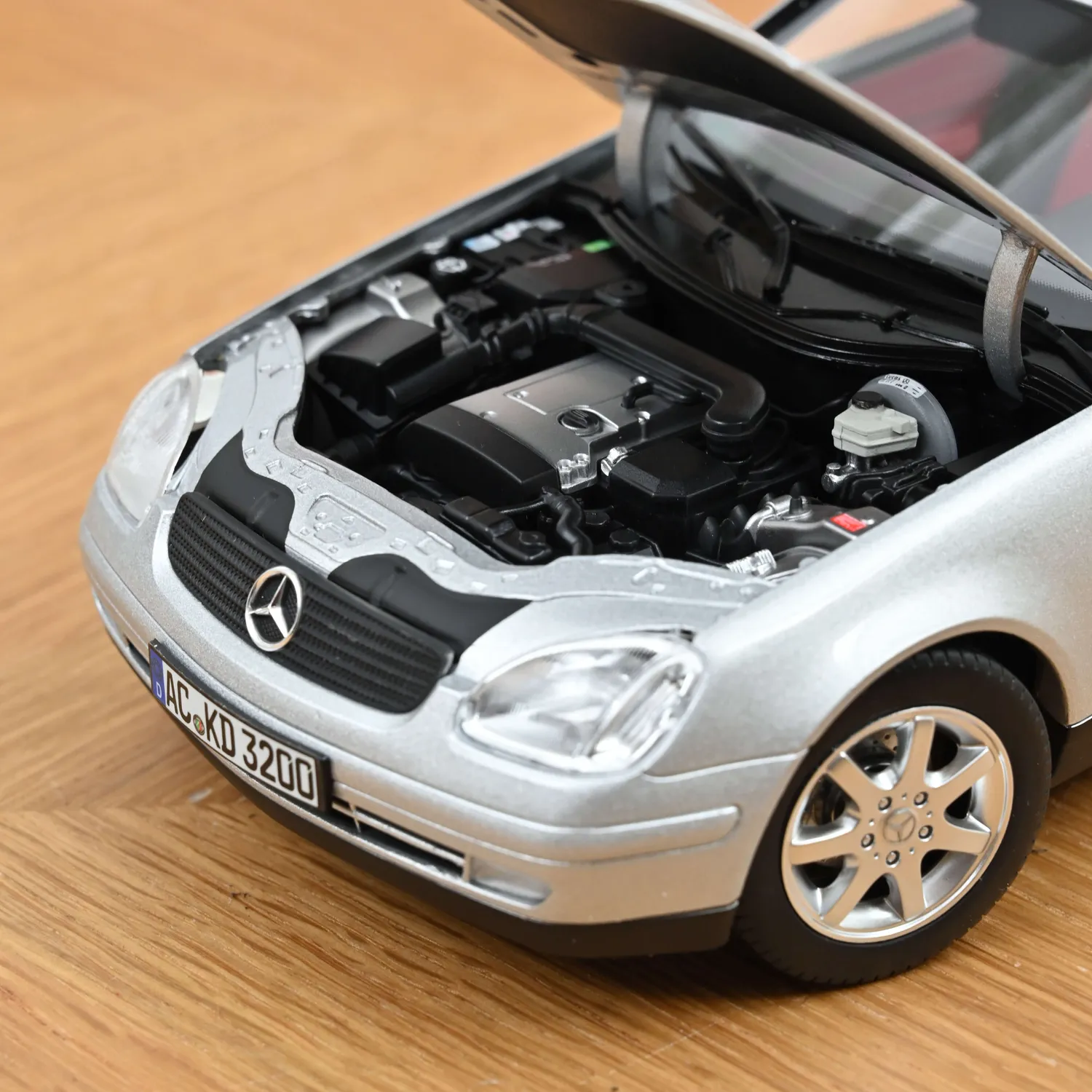 Norev Mercedes SLK 1996 voiture miniature 1/18 argent brillant