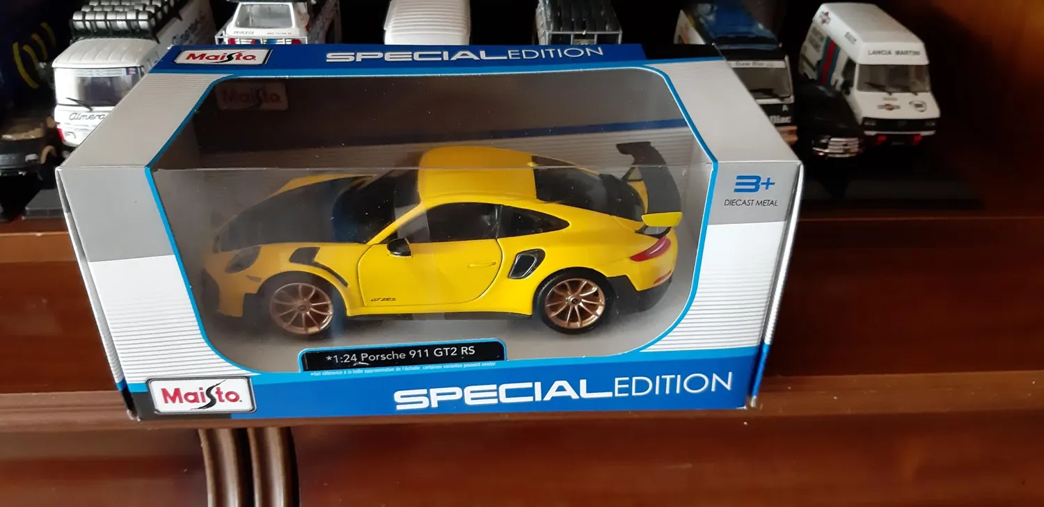 Bburago Porsche 911 GT2 RS miniature 1/24 portes ouvrantes