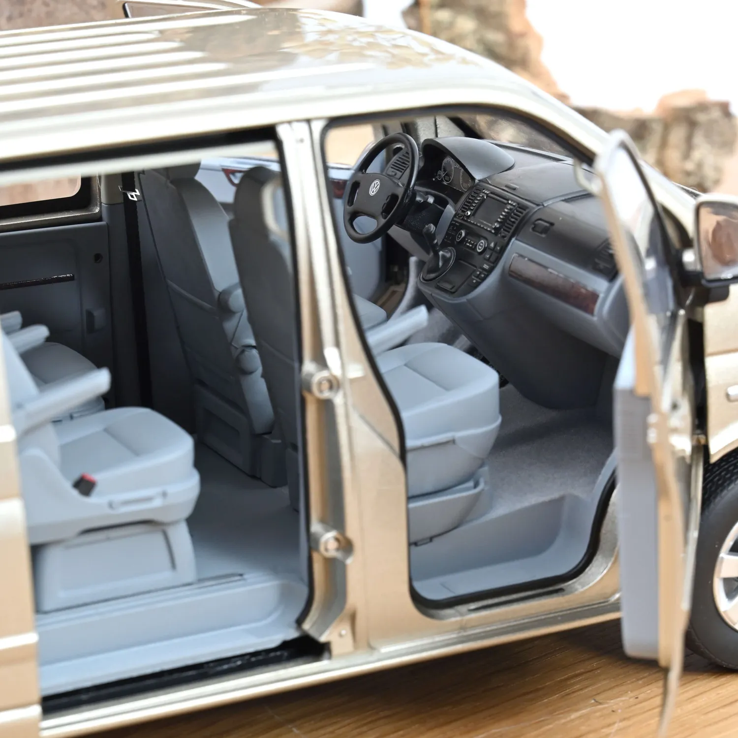 Norev VW Multivan 2003 voiture miniature 1/18 beige
