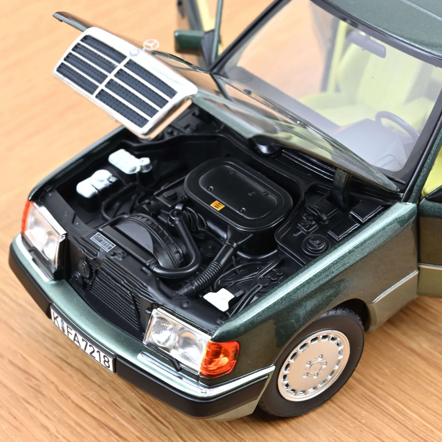 Norev Mercedes 230 E 1990 voiture miniature 1/18 vert nuit