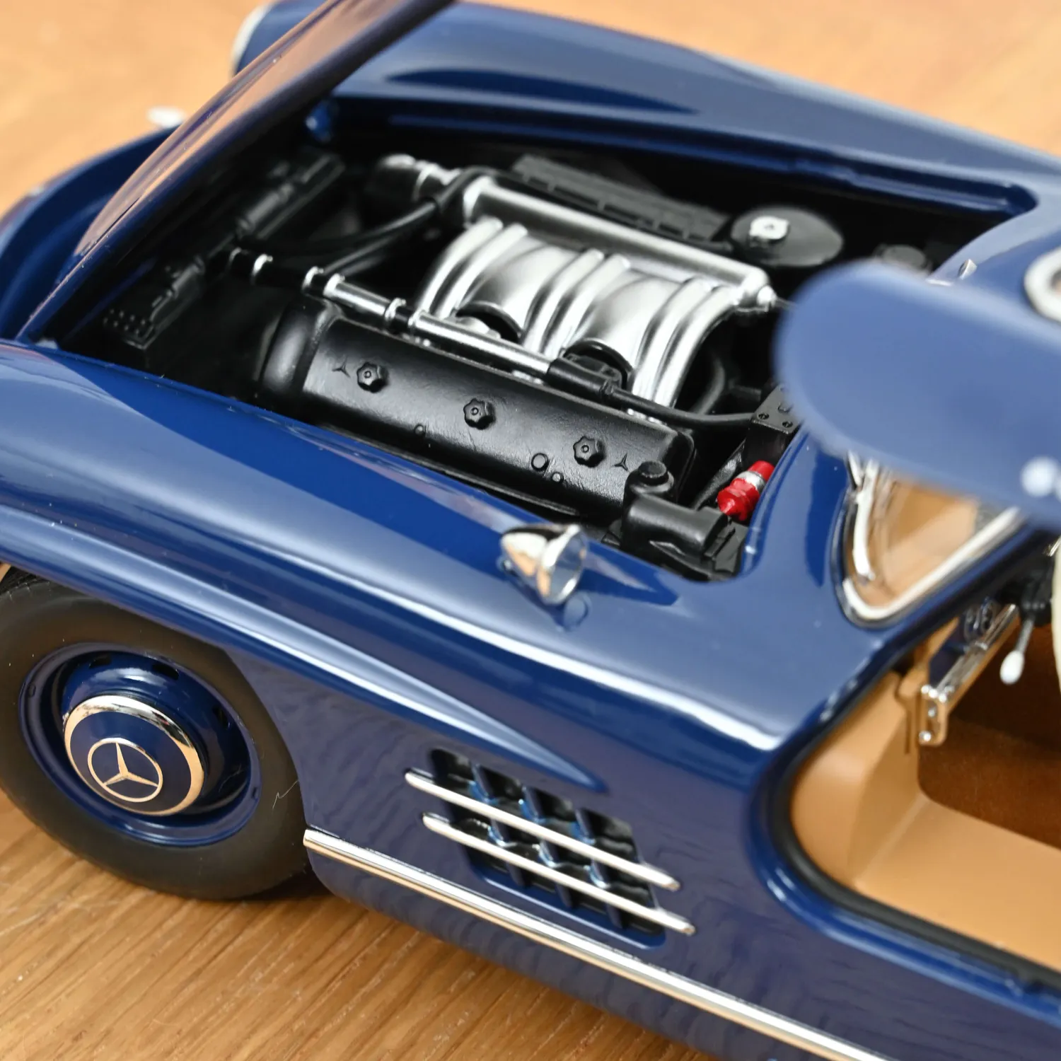 Norev Mercedes 300 SL 1954 miniature 1/18 bleu intérieur