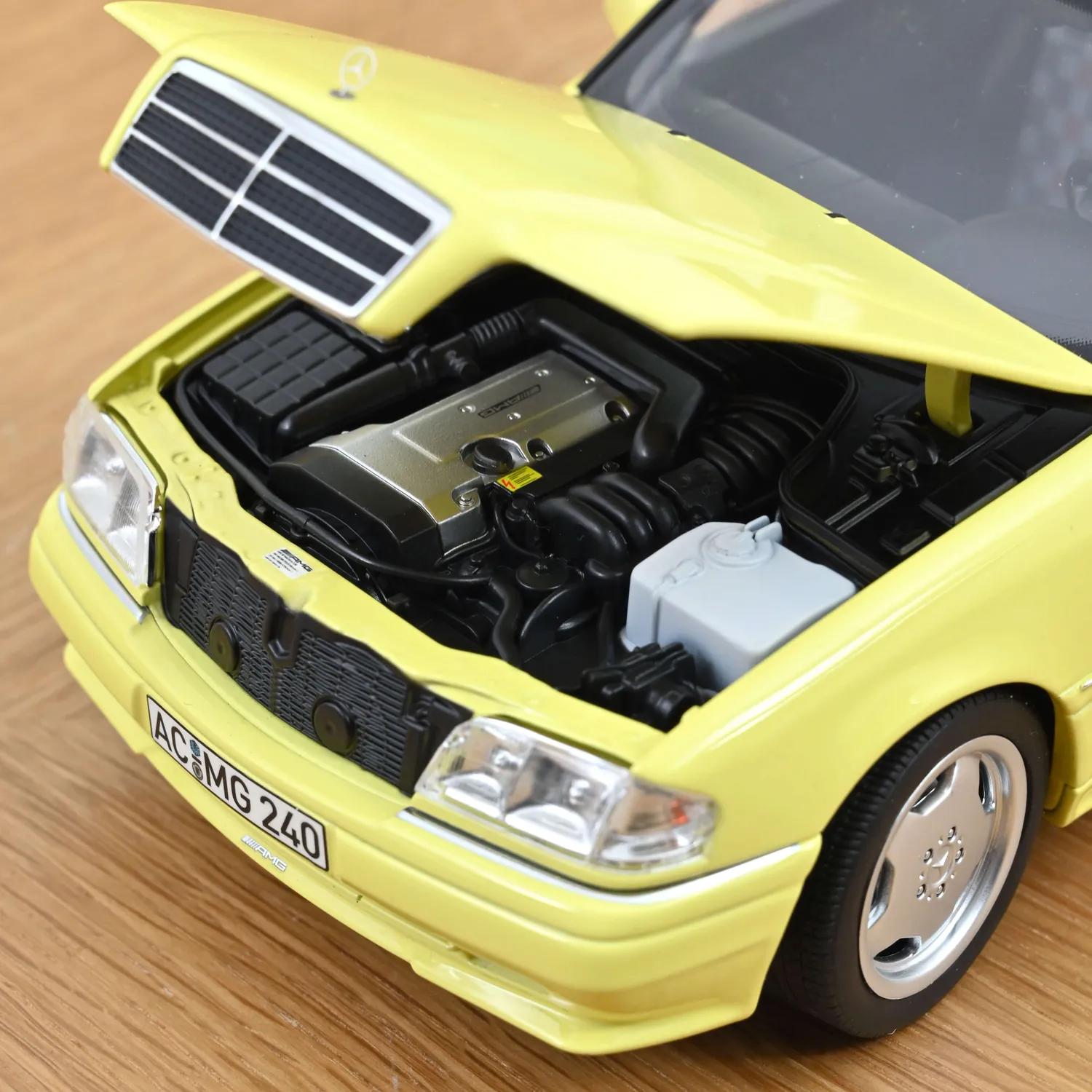 Norev Mercedes C36 AMG 1993 voiture miniature 1/18 jaune 200 pcs