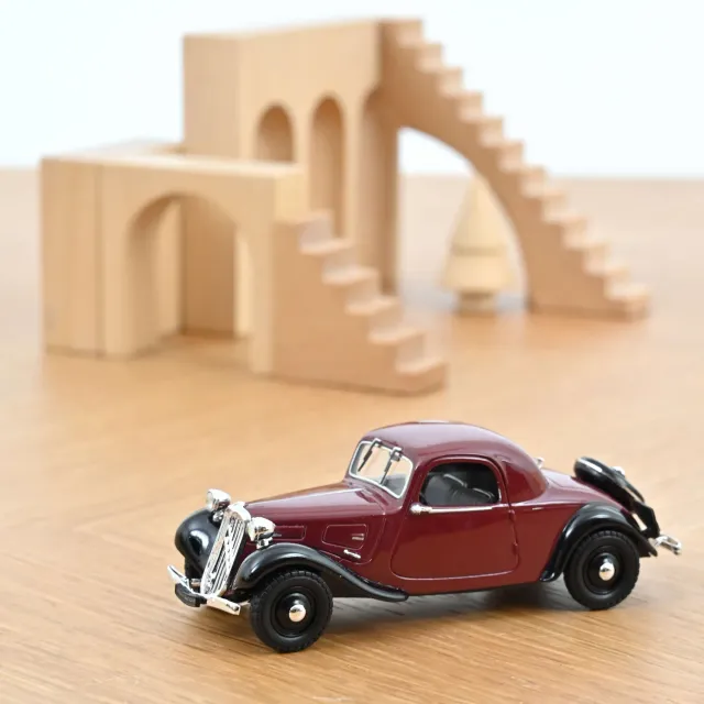 Norev Citroën Traction 7C miniature 1/43 faux-cabriolet rouge