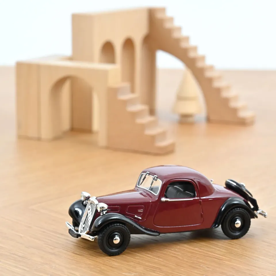 Norev Citroën Traction 7C miniature 1/43 faux-cabriolet rouge