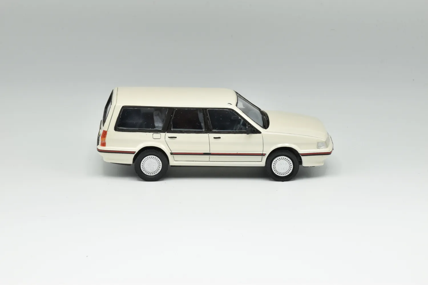 Brooklin Lansdowne Austin Montego break miniature blanche 1/43