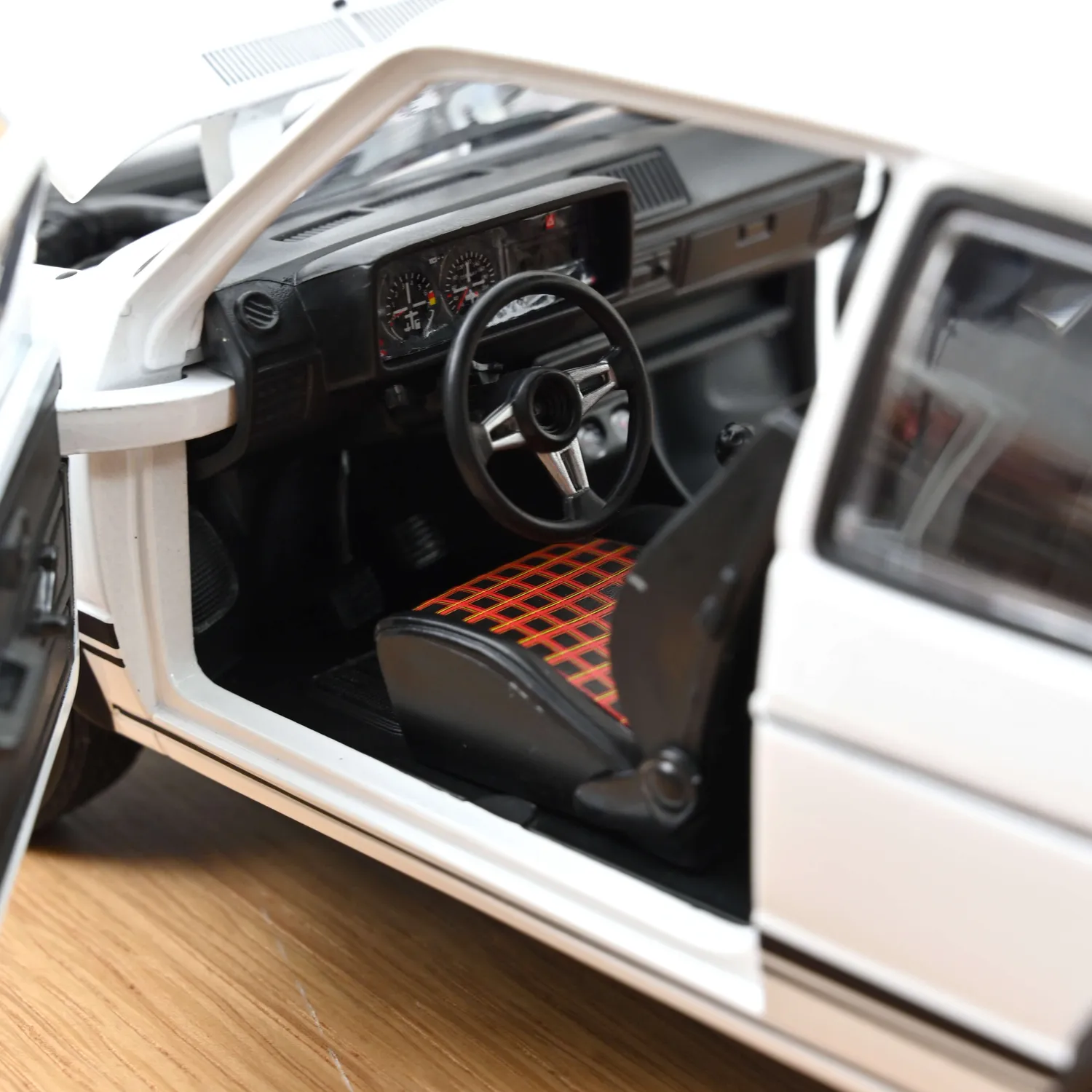 Norev VW Golf GTI 1976 miniature 1/18 blanc alpin