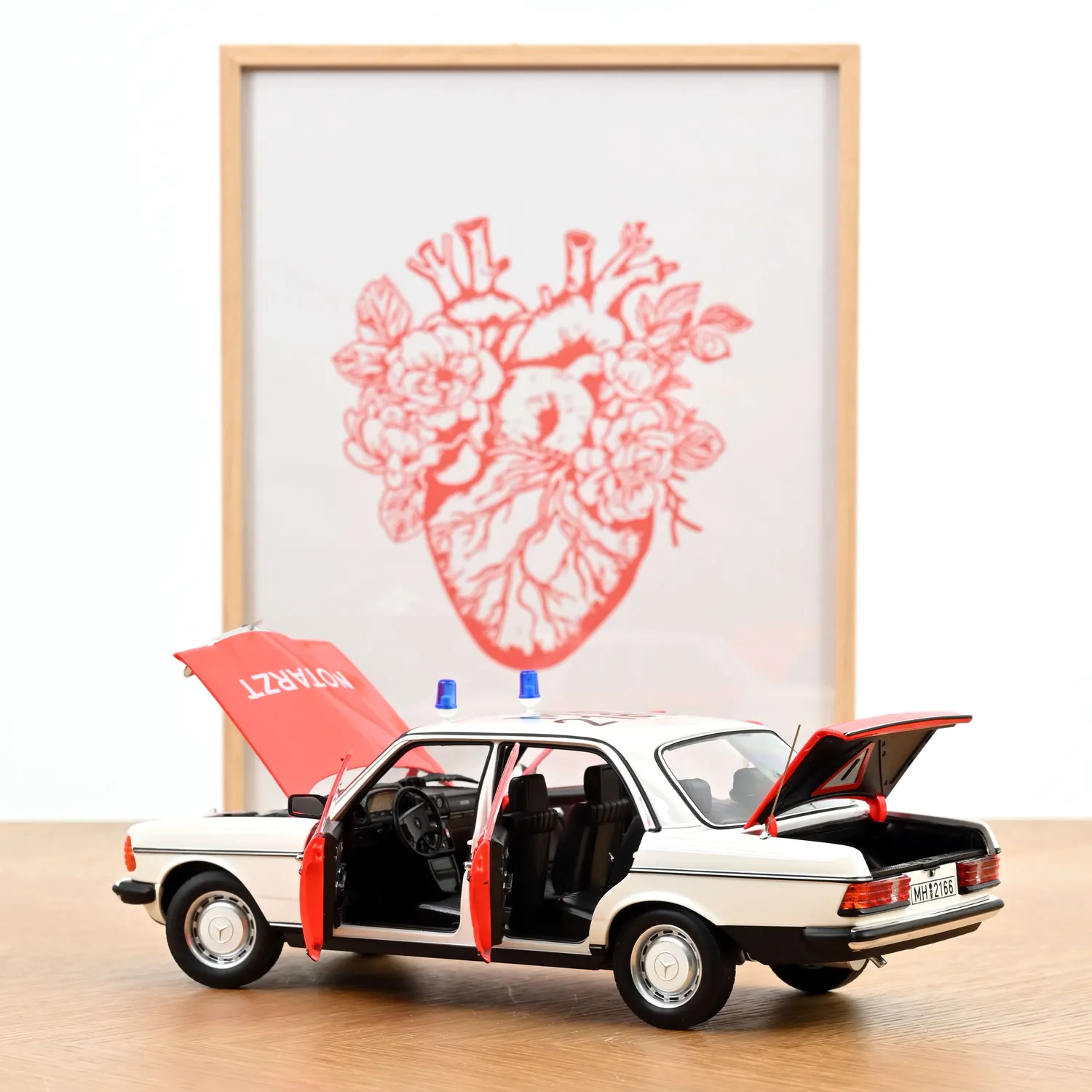 Norev Mercedes 200 1984 Ambulance miniature 1/18 secours
